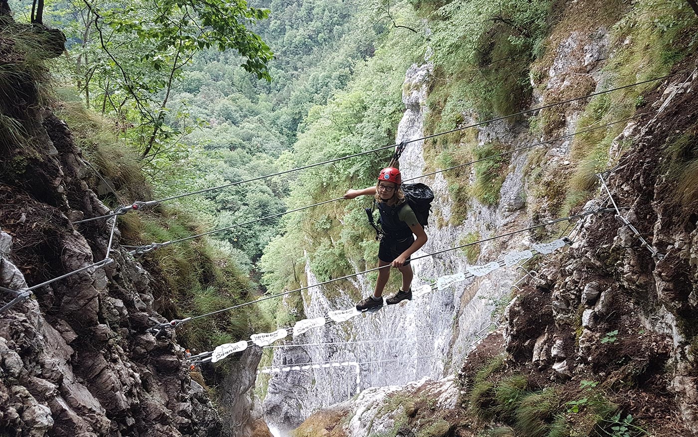 Ponte tibetano e cascata sulla Via ferrata Ballino