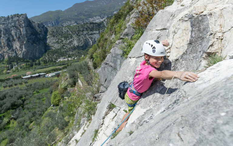 Bambina arrampica ad Arco